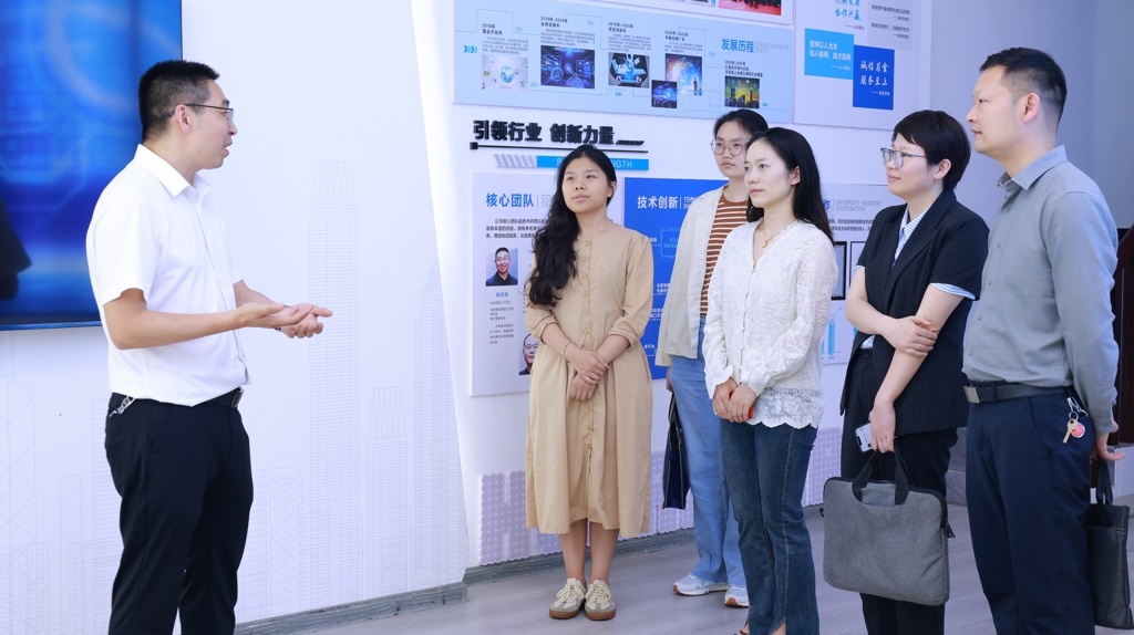 Leaders from the Information Software Division, Science and Technology Division, and Electronic Communications Industry Division Visit Talk2all for Inspection and Exchange